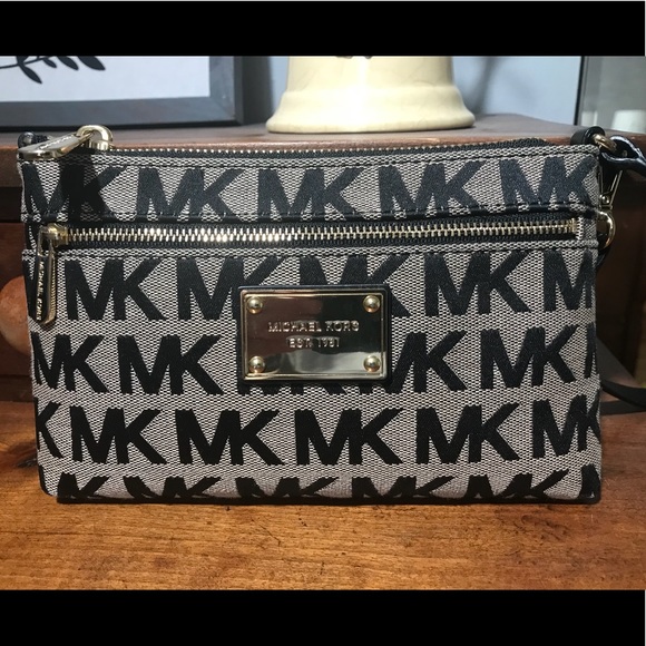 Michael Kors Handbags - Michael Kors Signature Clutch Bag